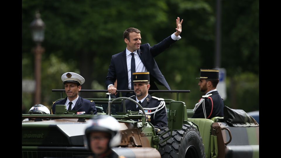 Emmanuel Macron si &egrave; insediato oggi all'Eliseo. Il presidente-eletto dei francesi al Palazzo presidenziale per il trasferimento di poteri da Fancois Hollande (Afp)