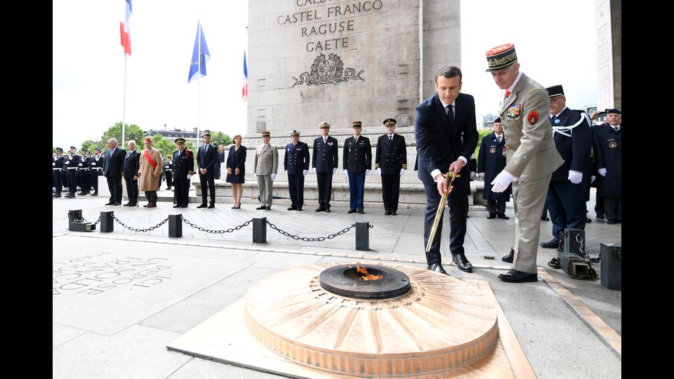 Macron ha reso omaggio alla tomba del milite ignoto, dove ha deposto una corona di fiori. Sulle note della Marsigliese.&nbsp;(Afp)