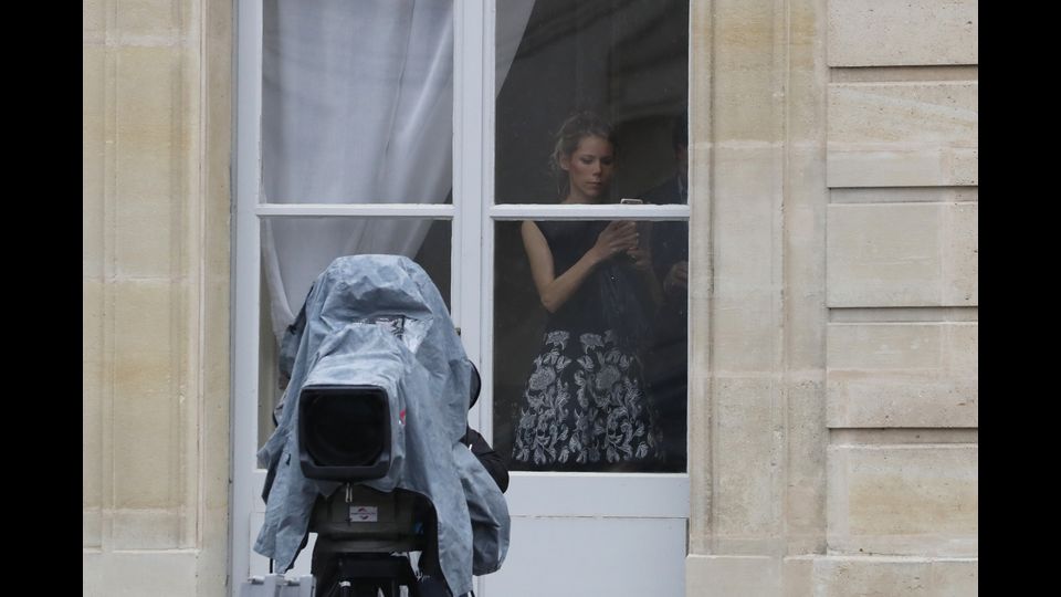 &nbsp;Emmanuel Macron si &egrave; insediato oggi all'Eliseo. Il presidente-eletto dei francesi al Palazzo presidenziale per il trasferimento di poteri da Fancois Hollande (Afp)