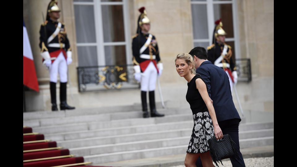 Alla cerimonia di insediamento di Emmanuel Macron all'Eliseo hanno partecipato anche le figlie della moglie, Brigitte. (Afp)