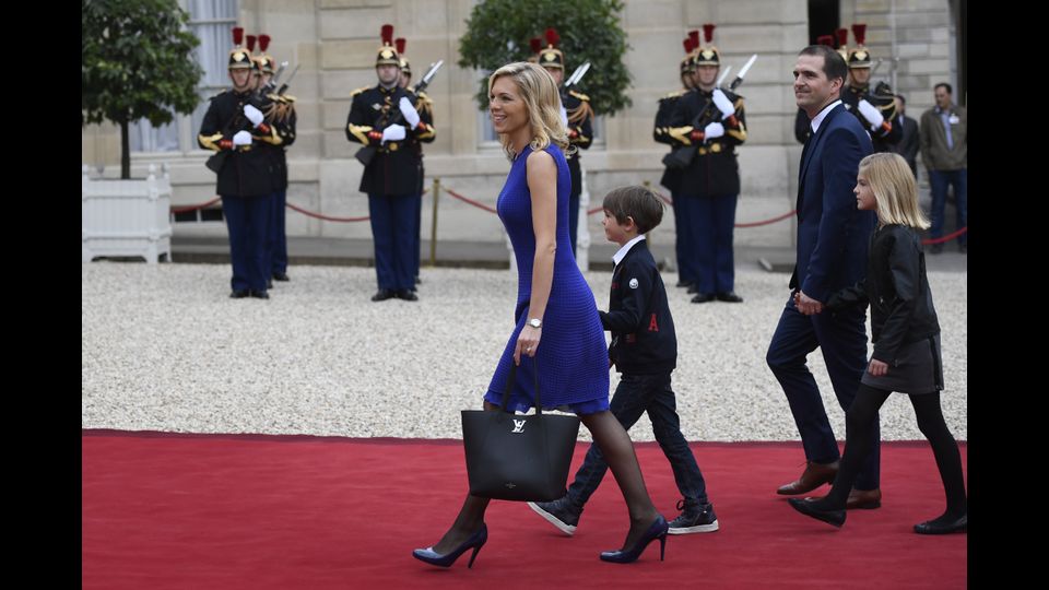 Alla cerimonia di insediamento di Emmanuel Macron all'Eliseo hanno partecipato anche le figlie della moglie, Brigitte. (Afp)