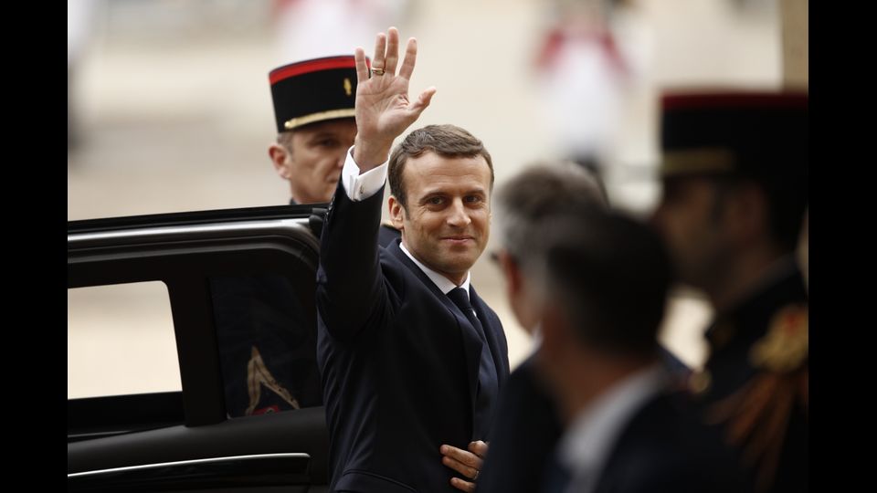 &nbsp;Emmanuel Macron si &egrave; insediato oggi all'Eliseo. Il presidente-eletto dei francesi al Palazzo presidenziale per il trasferimento di poteri da Fancois Hollande (Afp)