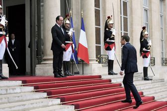 &nbsp;Emmanuel Macron si &egrave; insediato oggi all'Eliseo. Il presidente-eletto dei francesi al Palazzo presidenziale per il trasferimento di poteri da Fancois Hollande (Afp)
