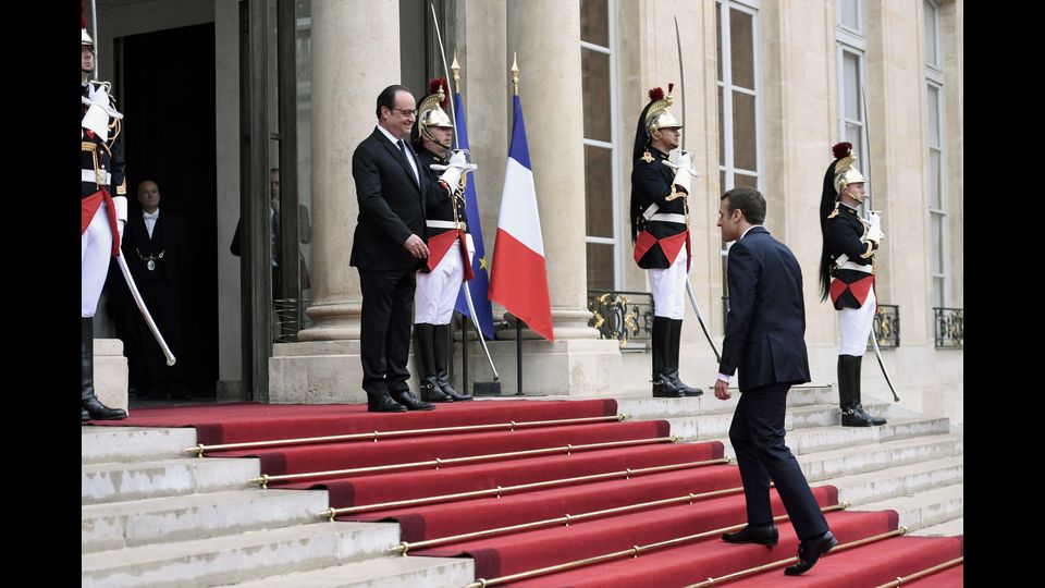 &nbsp;Emmanuel Macron si &egrave; insediato oggi all'Eliseo. Il presidente-eletto dei francesi al Palazzo presidenziale per il trasferimento di poteri da Fancois Hollande (Afp)