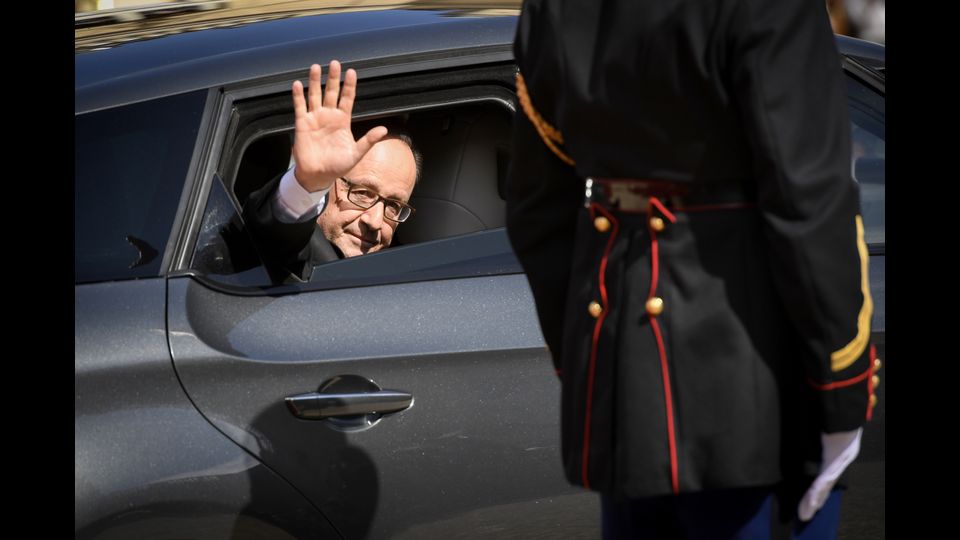 Il mesto addio di Fancois Hollande, che lascia l'Eliseo al minimo storico di popolarit&agrave;. (Afp)