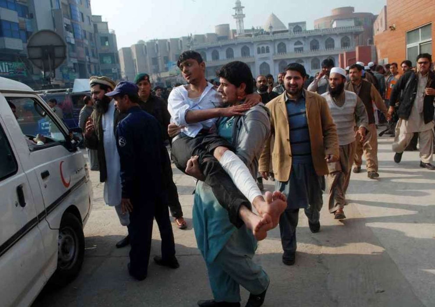 Pakistan: furia omicida dei Talebani, massacrati 132 bambini