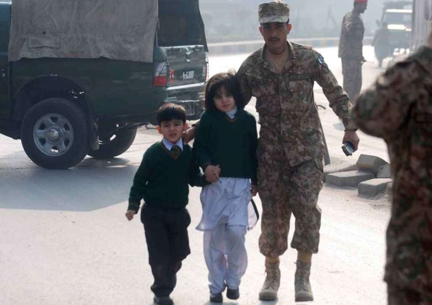 Pakistan, uccisi 100 bambiniStrage talebana in una scuola