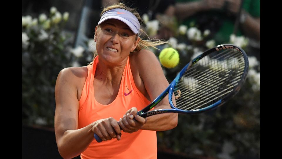 Niente wild card per Maria Sharapova al Roland Garros, che non si allinea cos&igrave; a Stoccarda, a Madrid e a Roma e non concede all'ex numero 1 di entrare nel tabellone nonostante lo stop di 15 mesi per il doping al Meldonium che le ha fatto perdere la classifica sufficiente per essere nel main draw.(Afp)