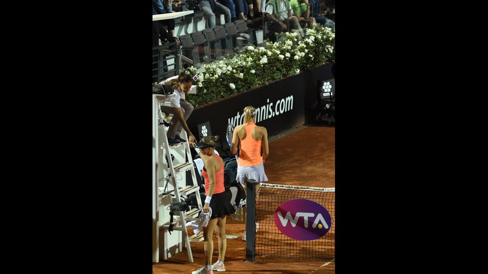 La russa Maria Sharapova abbandona per infortunio l'incontro contro la croata Mirjana Lucic-Baroni al torneo di Tennis ATP Open di Roma, al Foro Italico (Afp)