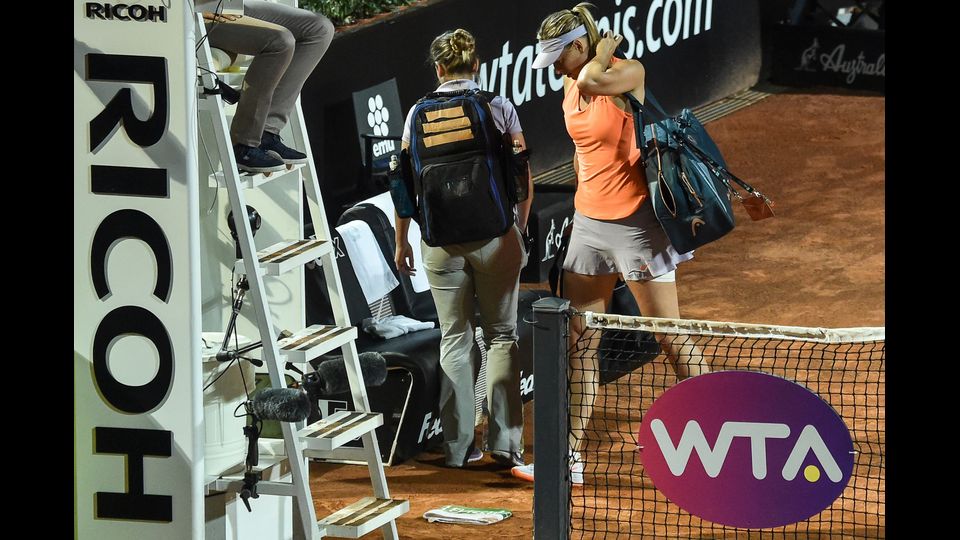 La russa Maria Sharapova abbandona per infortunio l'incontro contro la croata Mirjana Lucic-Baroni al torneo di Tennis ATP Open di Roma, al Foro Italico (Afp)