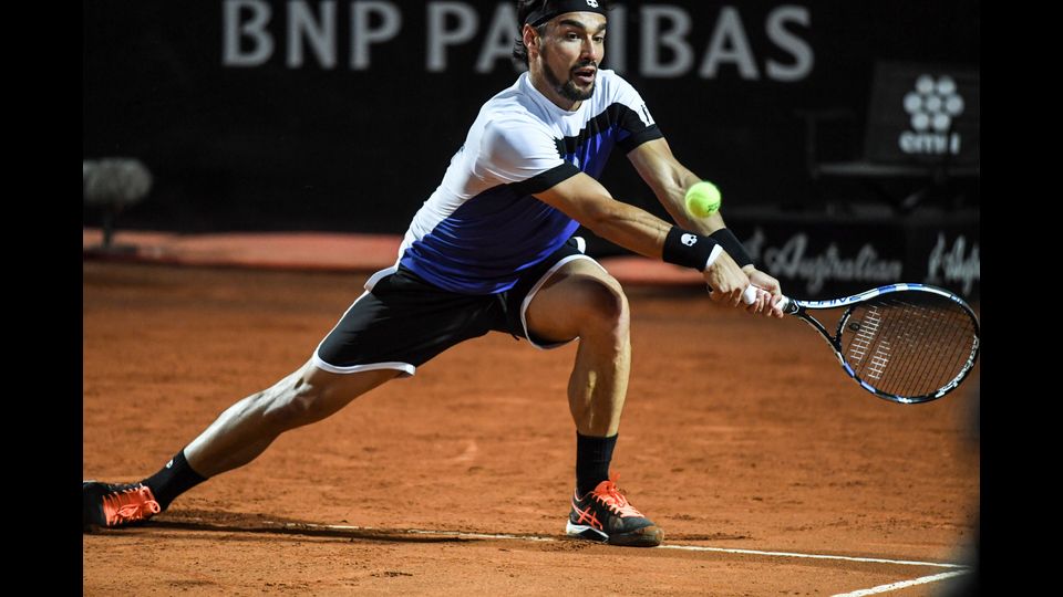 Fabio Fognini ha sconfitto il numero uno al mondo Andy Murray. All'italiano sono bastati due set - vinti 6-2 e 6-4 - per mandare a casa l'avversario e proseguire nell'avventura degli Internazionali al Foro Italico di Roma.Di fronte a un pubblico appassionato e fiducioso (sugli spalti anche Totti, Florenzi e De Rossi) Fognini &egrave; apparso subito determinato e concentrato. Ben sei le palle corte con cui ha spiazzato l'avversario, nervoso e molto meno 'in partita' di lui.&nbsp;(Afp)&nbsp;
