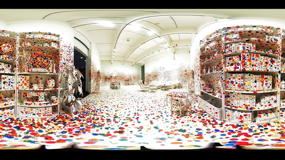 Un gioco di luci, colori e motivi ricorrenti nella 'The Obliteration Room, l'installazione a 360 gradi di Yayoi Kusama nell' Hirshhorn Museum di Washington. (Afp)
