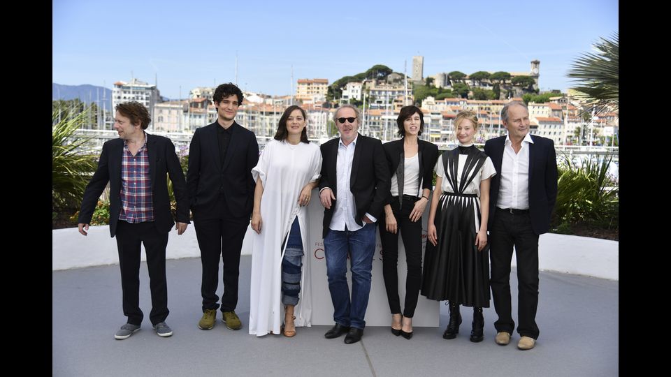 Il cast di &quot;Ismael's Ghosts&quot;: Mathieu Amalric, Louis Garrel, Marion Cotillard, Arnaud Desplechin, Charlotte Gainsbourg, Alba Rohrwacher e Hippolyte Girardot &nbsp;(Afp)