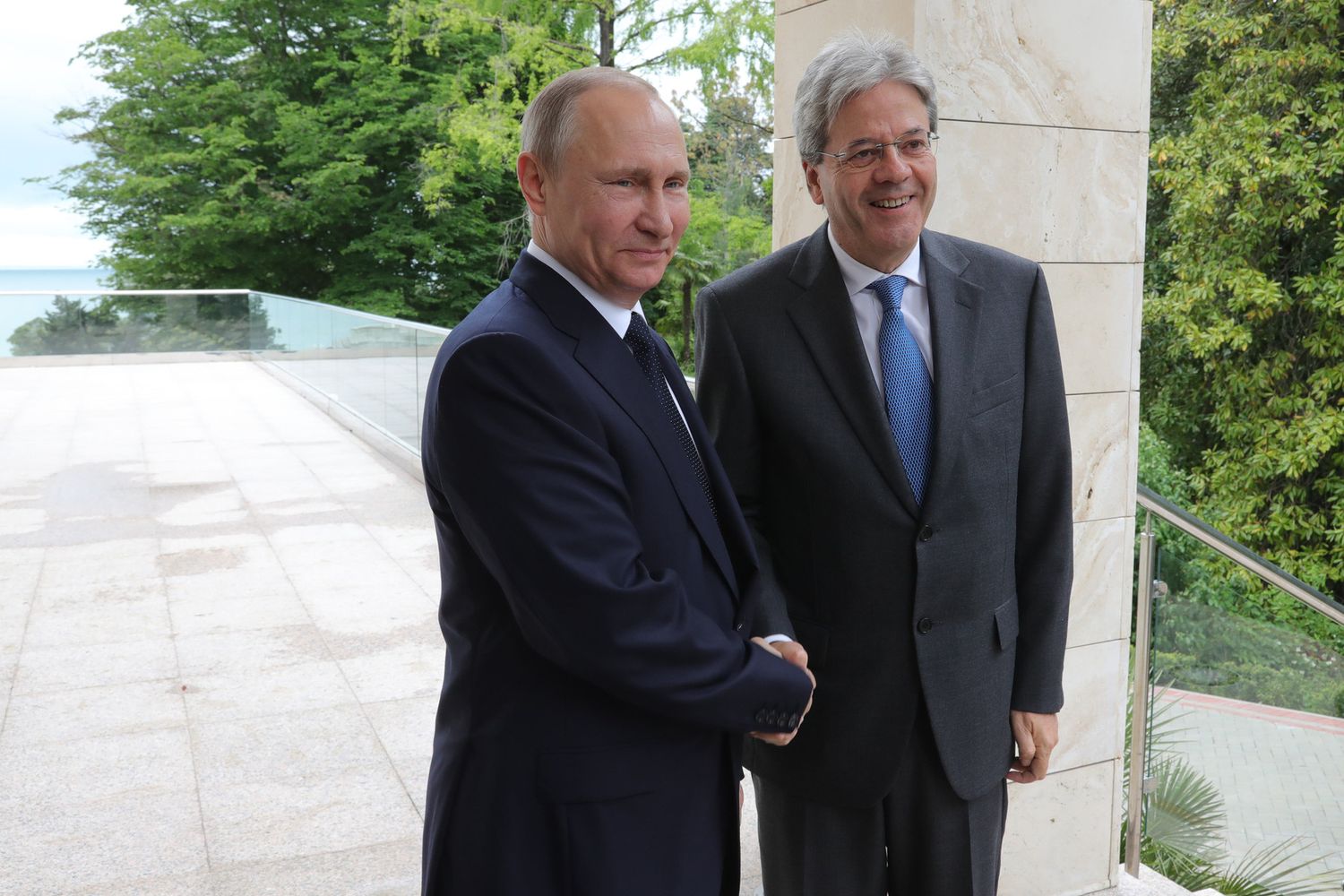 &nbsp;Gentiloni Putin a Sochi (Afp)