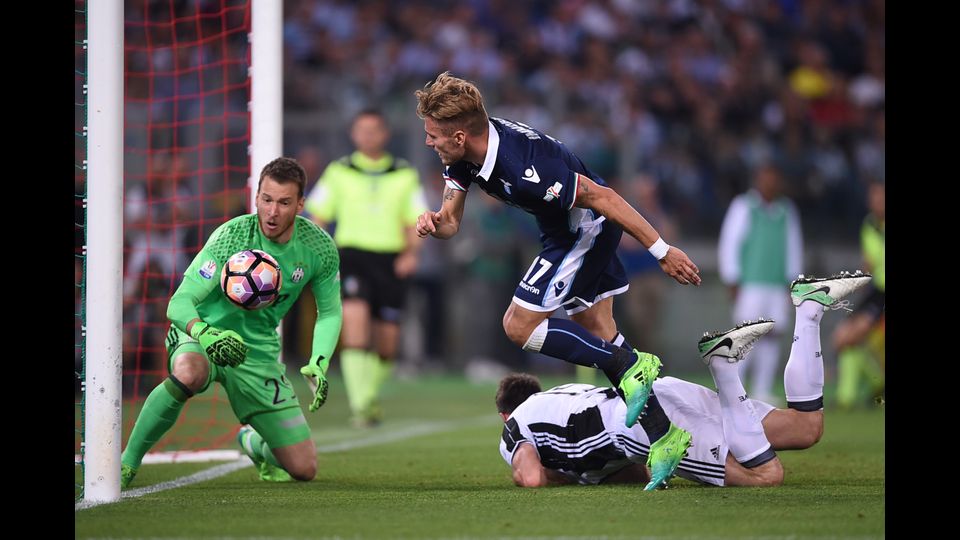 Ciro Immobile cerca di sorprendere il portiere della Juventus Neto (Afp)