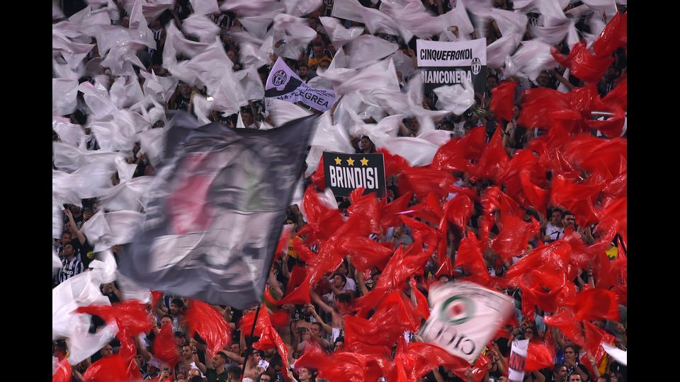 &nbsp;Le bandiere e gli striscioni dei tifosi juventini in festa dopo la vittoria della Coppa Italia &nbsp;(Afp)