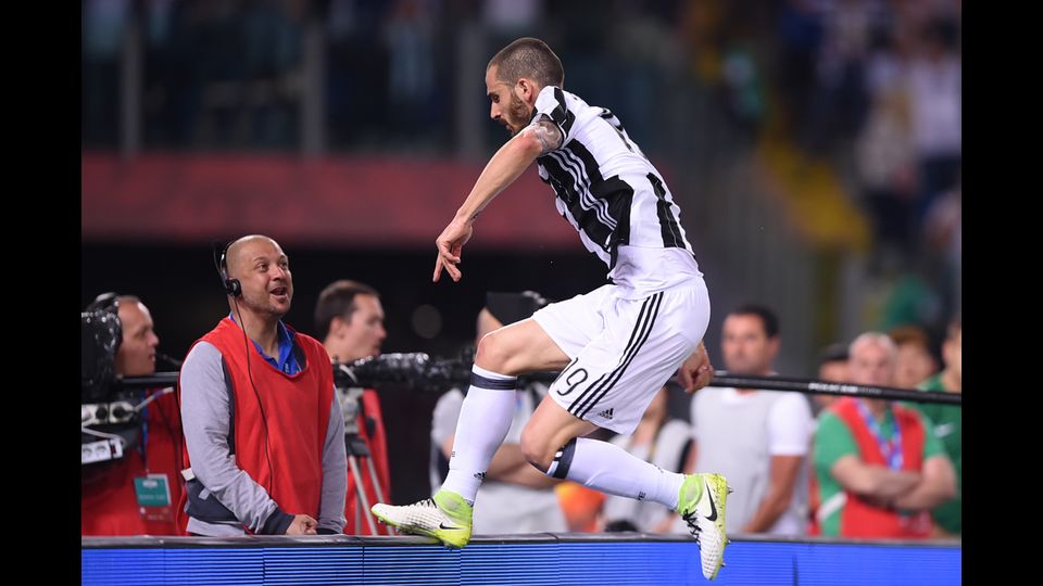 &nbsp;Bonucci festeggia con i tifosi (Afp)