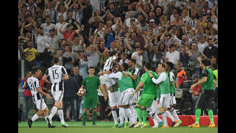 La Juventus centra il primo obiettivo stagionale vincendo (per la terza volta consecutiva e per la 12esima in totale) la Coppa Italia. All'Olimpico di Roma, contro una Lazio combattiva ma poco incisiva, i ragazzi di Massimiliano Allegri vincono 2-0 con reti, entrambe nel primo tempo, di Dani Alves e di Bonucci. I bianconeri ora vedono sempre pi&ugrave; vicina l'accoppiata Coppa Italia-scudetto e sognano il 'triplete' che otterrebbero vincendo la finale di Champions League con il Real Madrid.