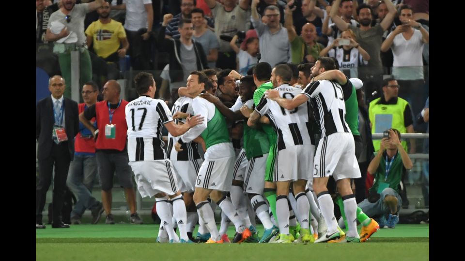 &nbsp;Dani Alves festeggia il gol con i compagni di squadra (Afp)