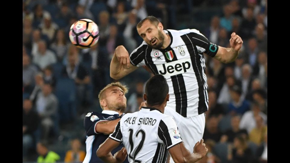 &nbsp;Giorgio Chiellini e Ciro Immobile si contendono il pallone (Afp)