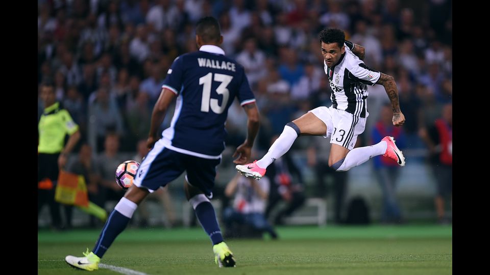 &nbsp;Il gol di Dani Alves durante la finale italiana di Tim Cup allo stadio olimpico di Roma (Afp)
