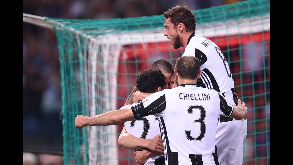 I giocatori della Juventus festeggiano dopo il gol di Bonucci (Afp)