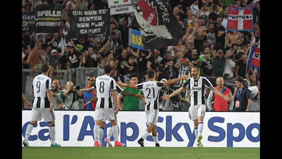 I giocatori della Juventus festeggiano con i tifosi dopo il gol di Bonucci (Afp)