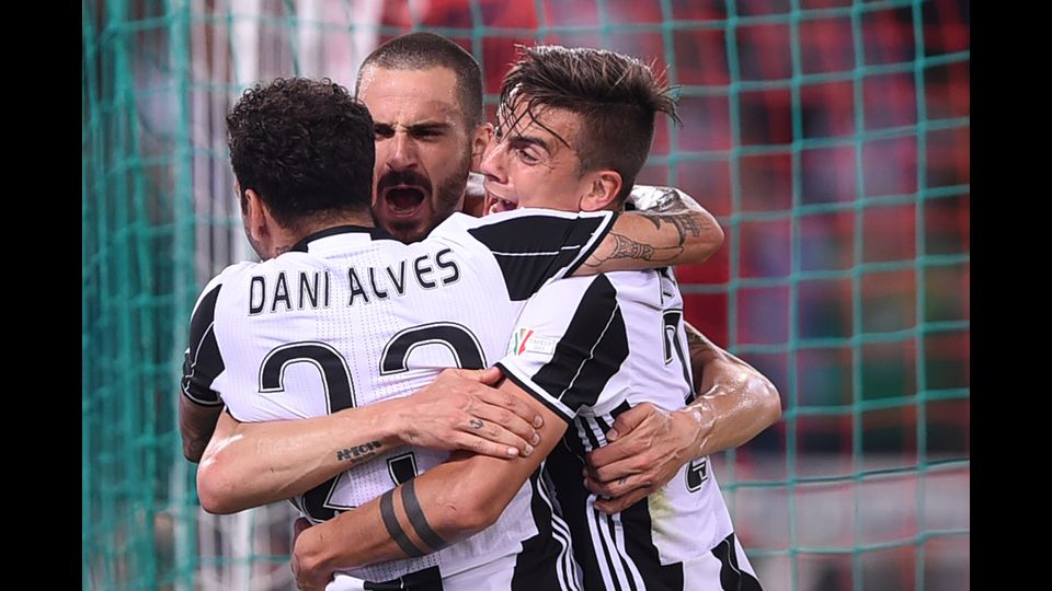 &nbsp;Dybala e Alves abbracciano Bonucci (Afp)