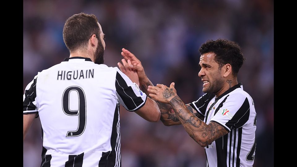 Dani &nbsp;Alves e Higuain (Afp)