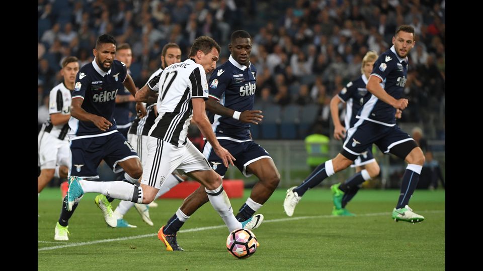 &nbsp;Mario Mandzukic in azione contrastato dal laziale Bastos (Afp)&nbsp;