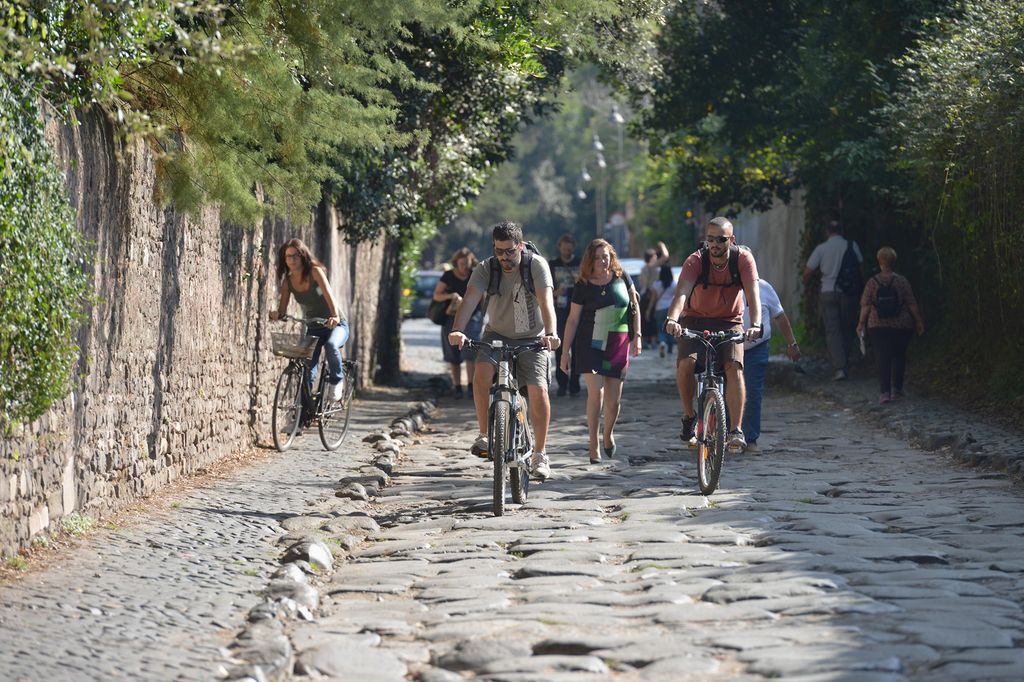In bicicletta sull'Appia Antica (Agf)&nbsp;