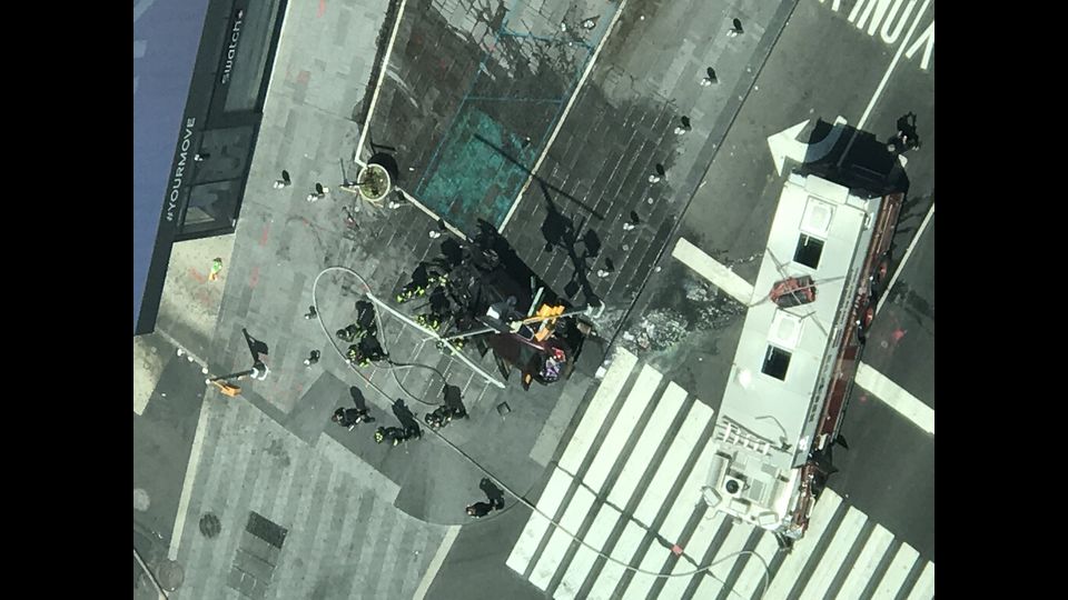 Auto piomba sulla folla: terrore a Times Square (Afp)&nbsp;