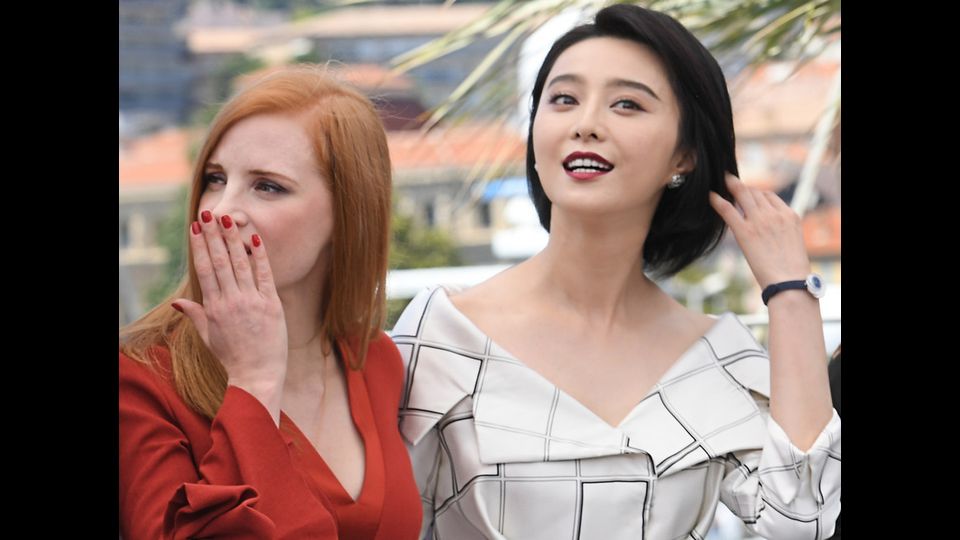 L'attrice e cantante cinese Fan Bingbing, e l'attrice americana Jessica Chastain, membri della giuria del 70esima Festival di Cannes, durante il photocall (Afp)
