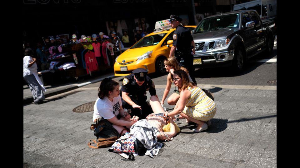 Auto piomba sulla folla: terrore a Times Square (Afp)&nbsp;
