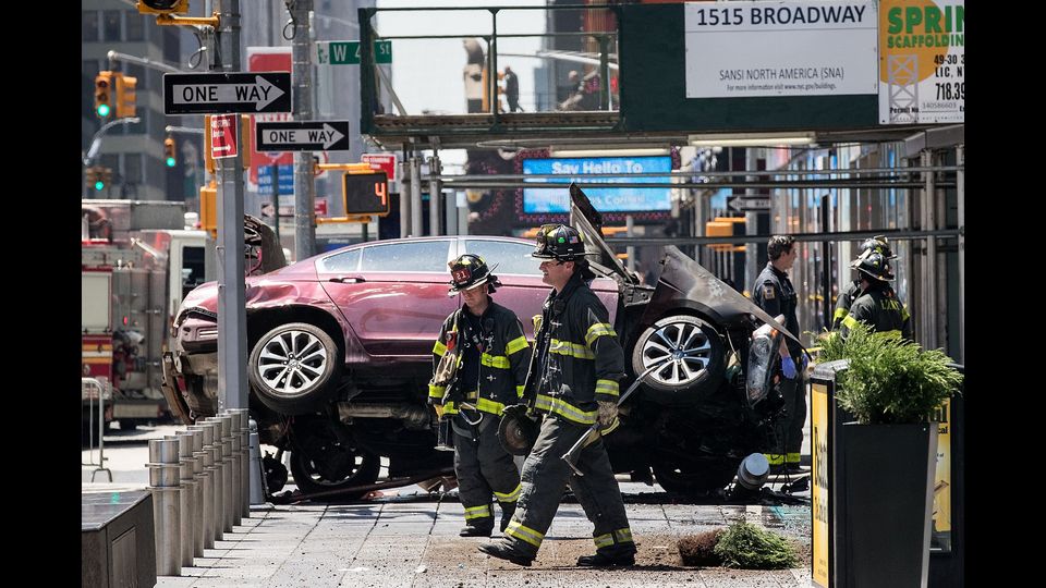 Auto piomba sulla folla: terrore a Times Square (Afp)&nbsp;