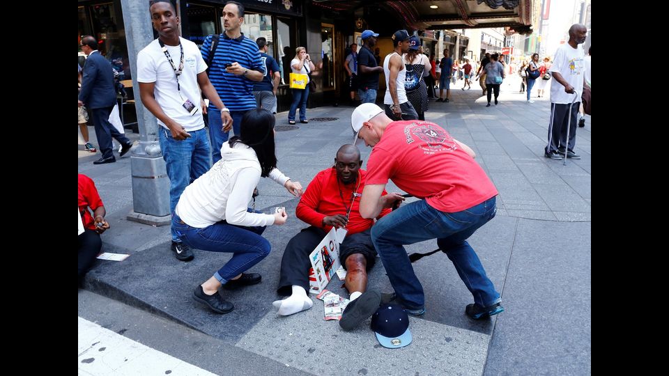 Auto piomba sulla folla: terrore a Times Square (Afp)&nbsp;