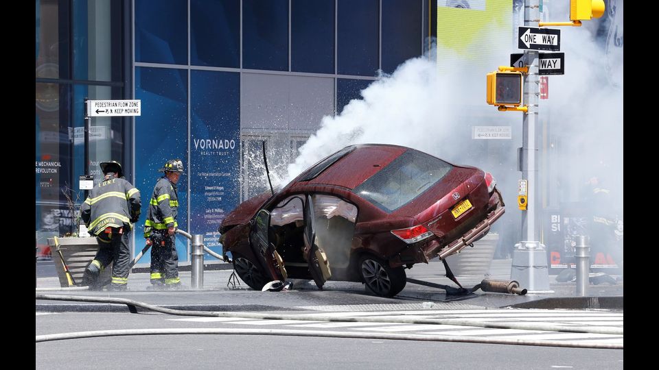 Auto piomba sulla folla: terrore a Times Square (Afp)&nbsp;