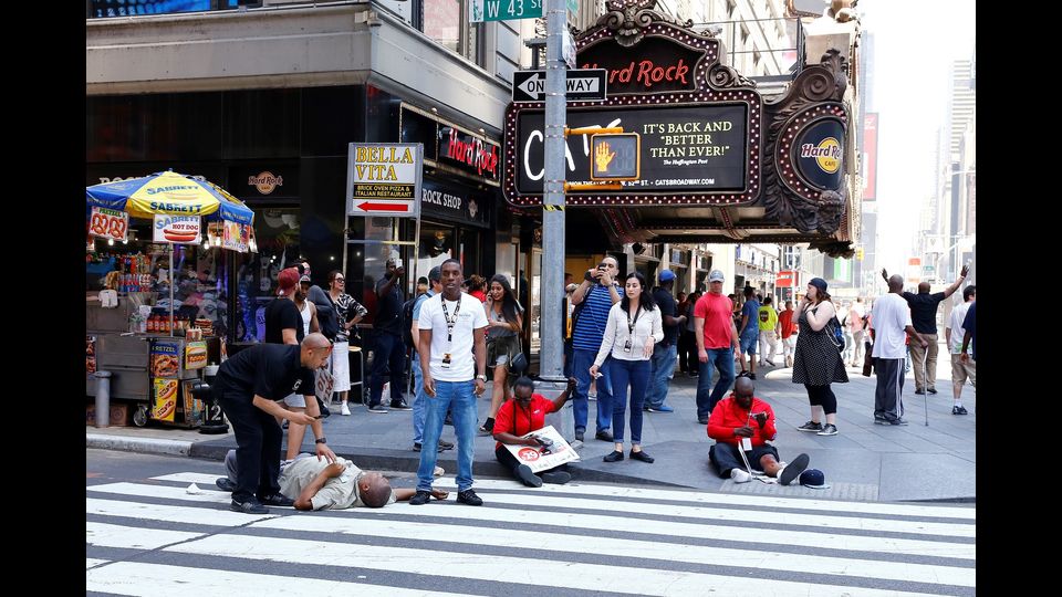 Auto piomba sulla folla: terrore a Times Square (Afp)&nbsp;