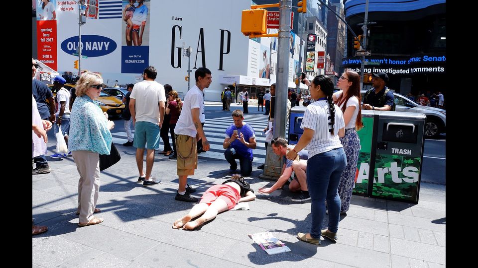 Auto piomba sulla folla: terrore a Times Square (Afp)&nbsp;