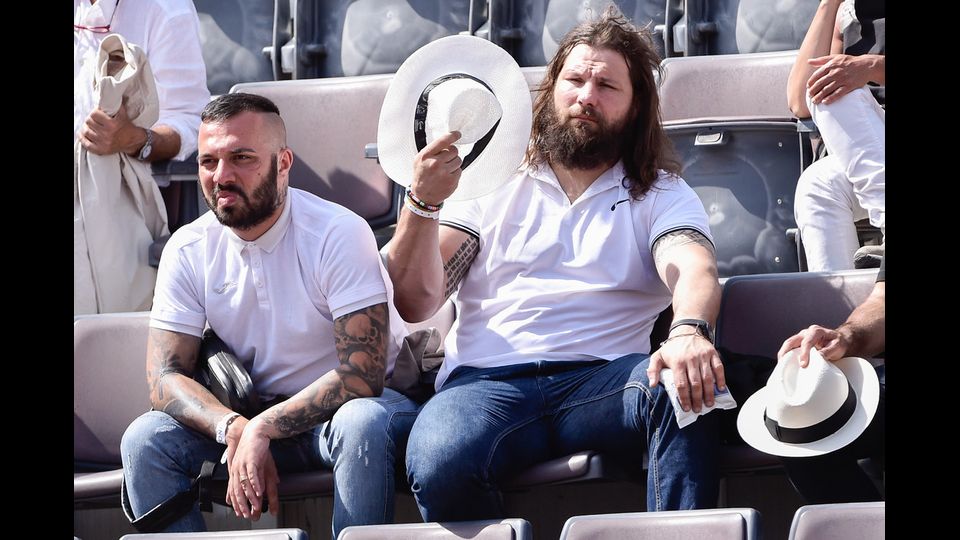 Il giocatore di rugby italiano Martin Castrogiovanni assiste alla partita Konta contro Williams&nbsp;