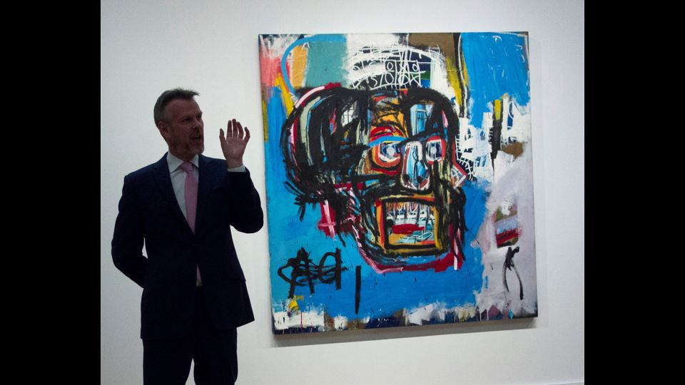 Un untitled del 1982, un dipinto di dipinto del teschio di Jean-Michel Basquiat &egrave; stato venduto all'asta da Sotheby's a New York per 110,5 milioni di dollari, uno dei pezzi pi&ugrave; costosi di arte contemporanea mai messo all'asta. L'acquirente, come riporta Repubblica, &egrave; il miliardario giapponese Yusaku Maezawa, che si &egrave; scontrato a colpi di rialzi milionari con il commerciante d'arte Nicholas Mueller. Alla fine di una battaglia durata una decina di minuti, Maezawa, re del commercio dell'abbigliamento online in Giappone, ha prevalso per un milione (98 vs 97, che con costi e commissioni diventano 110,5, poco meno di 100 milioni in euro al cambio attuale).L'opera ha superato il record precedente per Basquiat - 57 milioni di dollari - stabilito nel 2016 da un quadro acquistato dallo stesso Maezawa.&nbsp;(Afp)&nbsp;