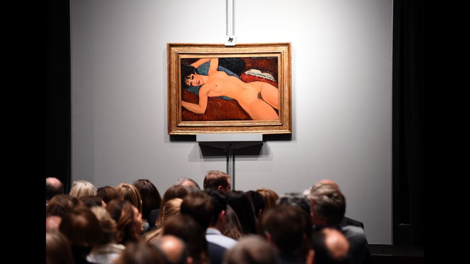 Il dipinto Nu couch&eacute; di Amedeo Modigliani &egrave; una delle opere pi&ugrave; care al mondo. E&rsquo; stata pagata dal Museo Long di Shanghai 170,4 milioni di dollari. L&rsquo;acquisto &egrave; avvenuto a New York nella casa d&rsquo;aste Christie&rsquo;s. Il museo cinese si &egrave; aggiudicato la tela dopo una battaglia di rilanci durata nove minuti (Afp)