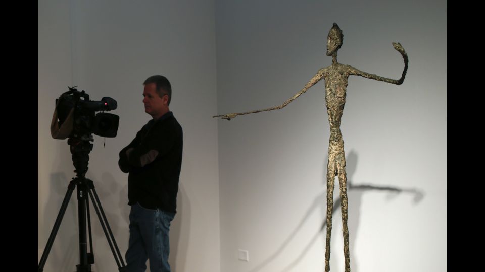 &quot;L'homme au doigt&quot; dello scultore Alberto Giacometti ha battuto ogni re-cord da Christie&rsquo;s. Il bronzo alto 1,77 metri ha spuntato la somma pi&ugrave; alta spesa per una scultura: 141,2 milioni di dollari. Il precedente record era sempre di un'altra opera di Giacometti &quot;L'homme qui marche I&quot;, battuta a 103,9 milioni di dollari nel 2010 a Londra dalla rivale Sotheby's. (Afp)