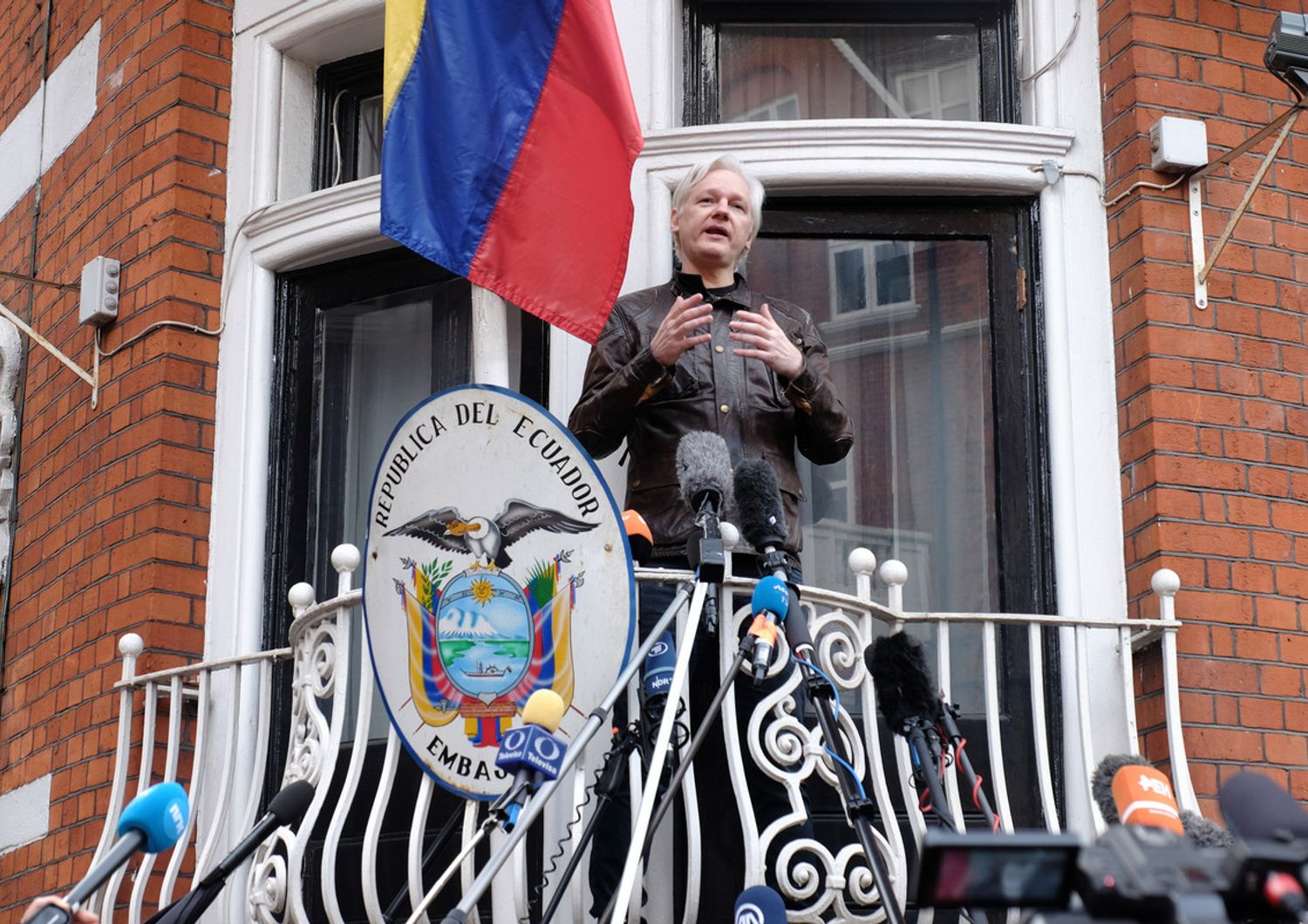 Julian Assange parla ai media dal balcone dell'ambasciata di Ecuador &nbsp;(Afp)