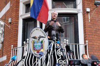 Julian Assange parla ai media dal balcone dell'ambasciata di Ecuador &nbsp;(Afp)