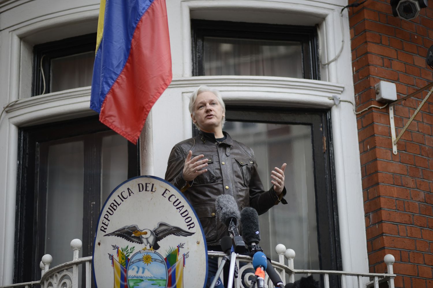 &nbsp;Julian Assange parla ai media dal balcone dell'ambasciata di Ecuador &nbsp;(Afp)