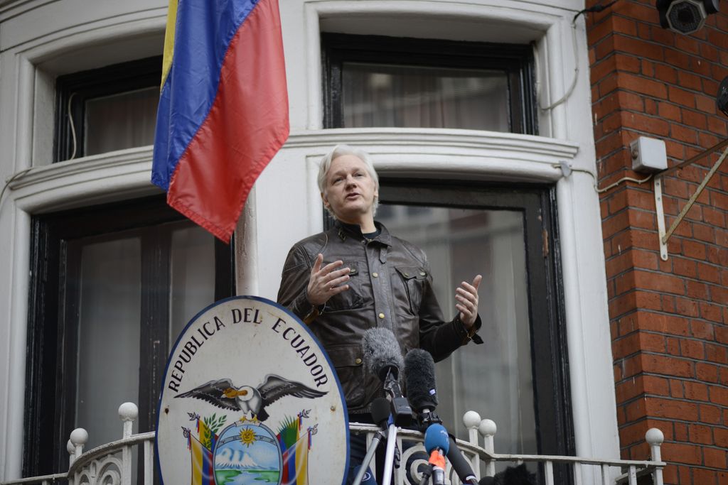 &nbsp;Julian Assange parla ai media dal balcone dell'ambasciata di Ecuador &nbsp;(Afp)