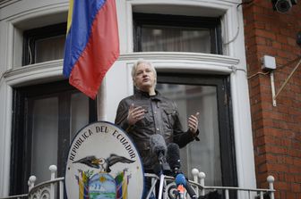 &nbsp;Julian Assange parla ai media dal balcone dell'ambasciata di Ecuador &nbsp;(Afp)