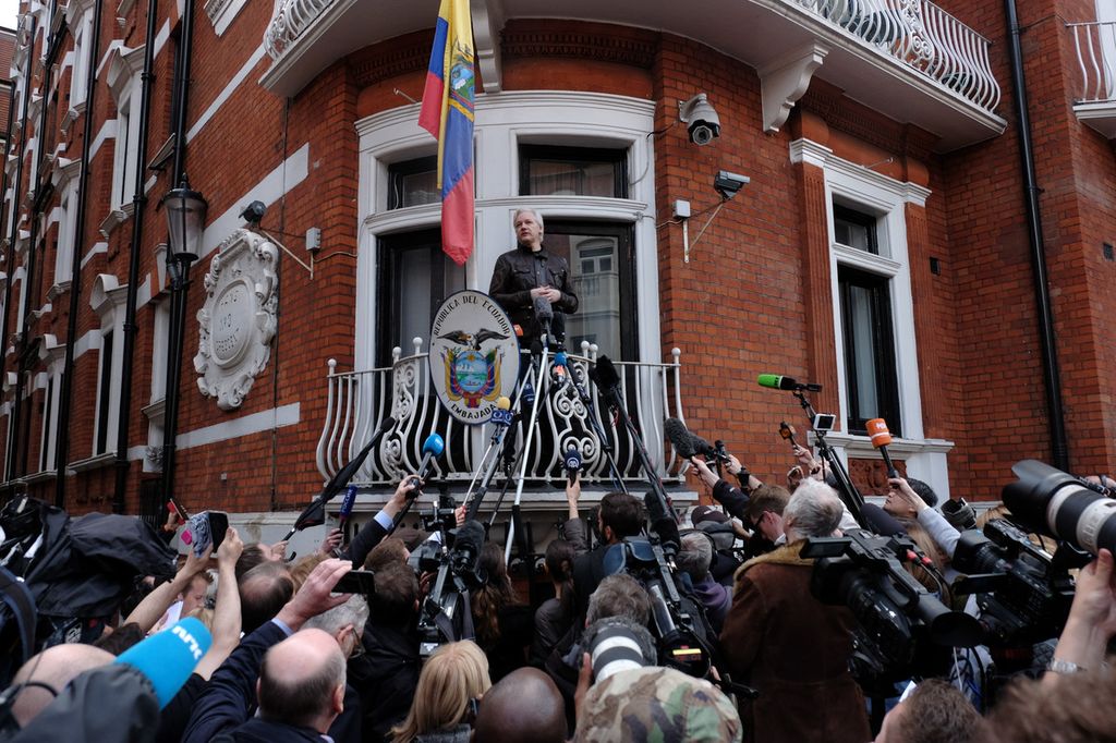 &nbsp;Julian Assange parla ai media dal balcone dell'ambasciata di Ecuador &nbsp;(Afp)
