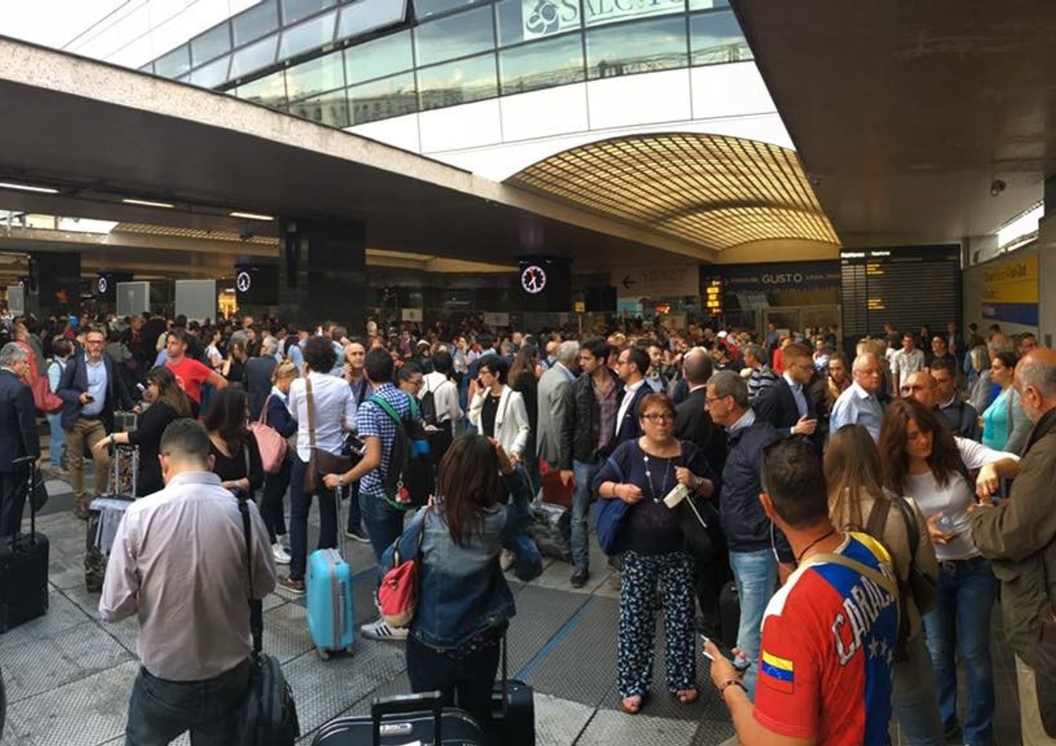 &nbsp;Black out Roma Termini &nbsp;(foto Fb)